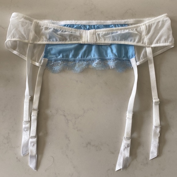 NWT B. Tempt'D by Wacoal Sultry Garter Belt in White and Blue - Picture 4 of 6